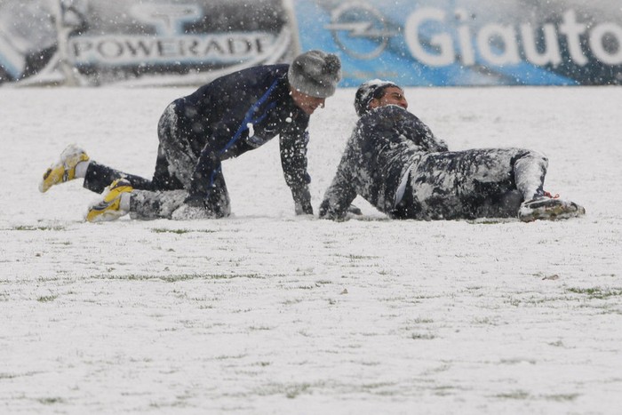 Không thể tập luyện, hai cầu thủ của đội Real Sociedad chuyển sang đùa nghịch trên tuyết